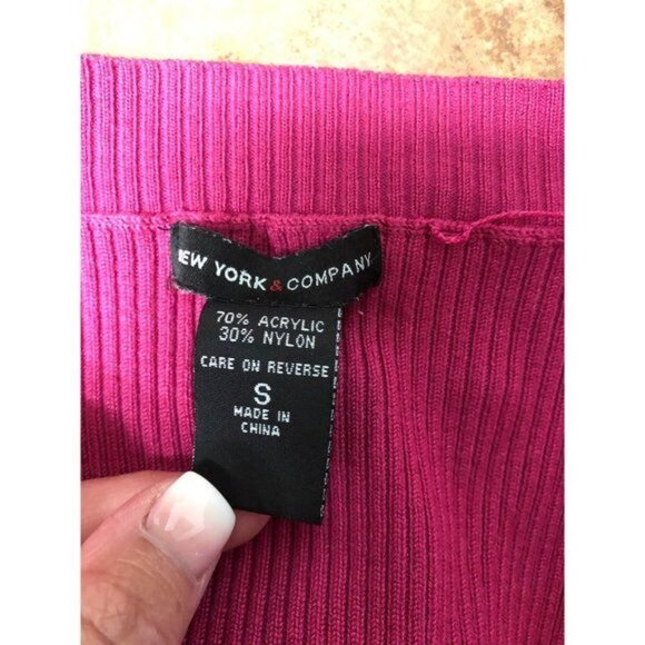 NEW YORK & CO.- WOMEN PULLOVER V-NECK BELTED KNIT SWEATER TOP-MAGENTA SIZE SMALL - Picture 3 of 7
